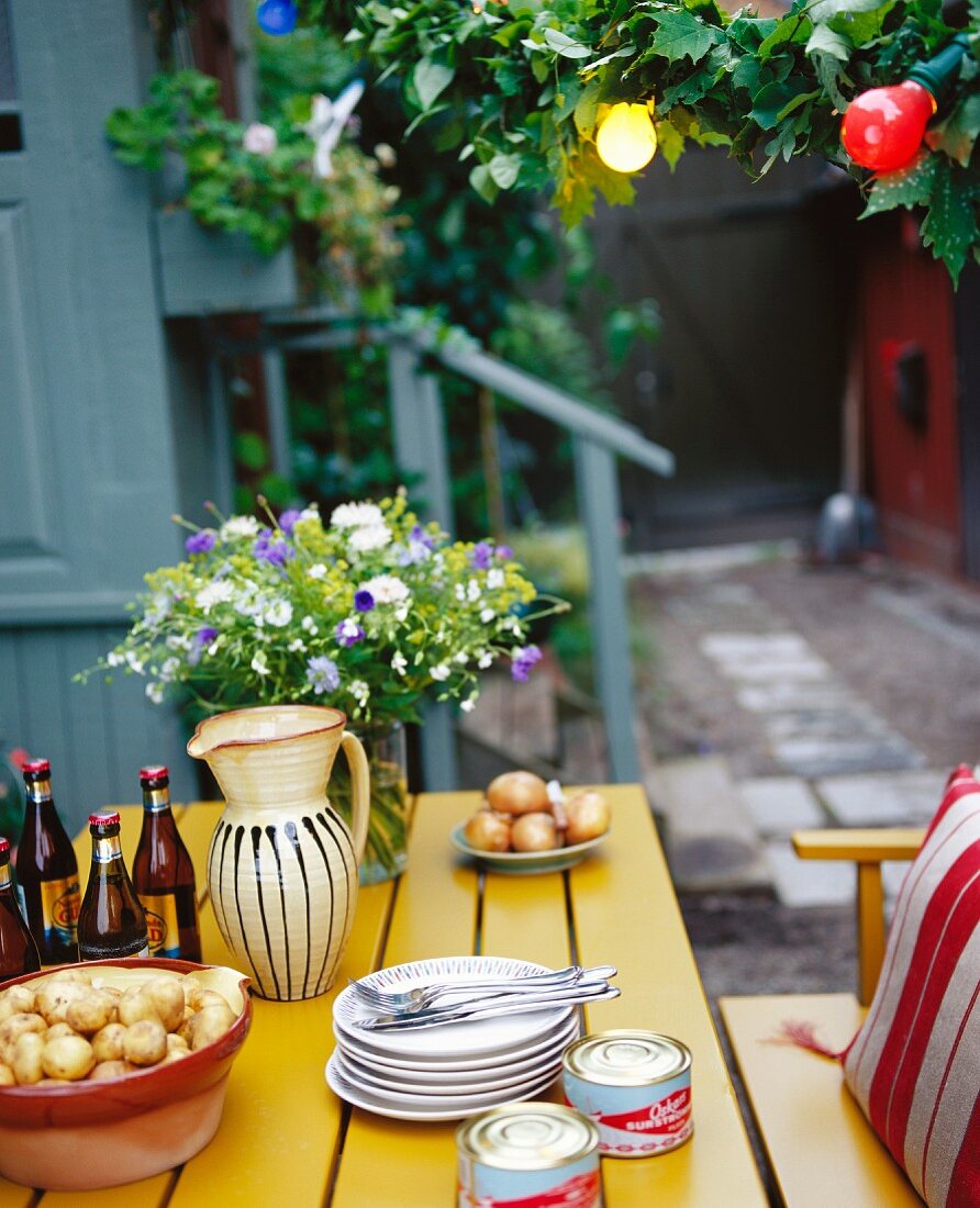 Gedeckter Tisch für das Surströmmingfest in Schweden