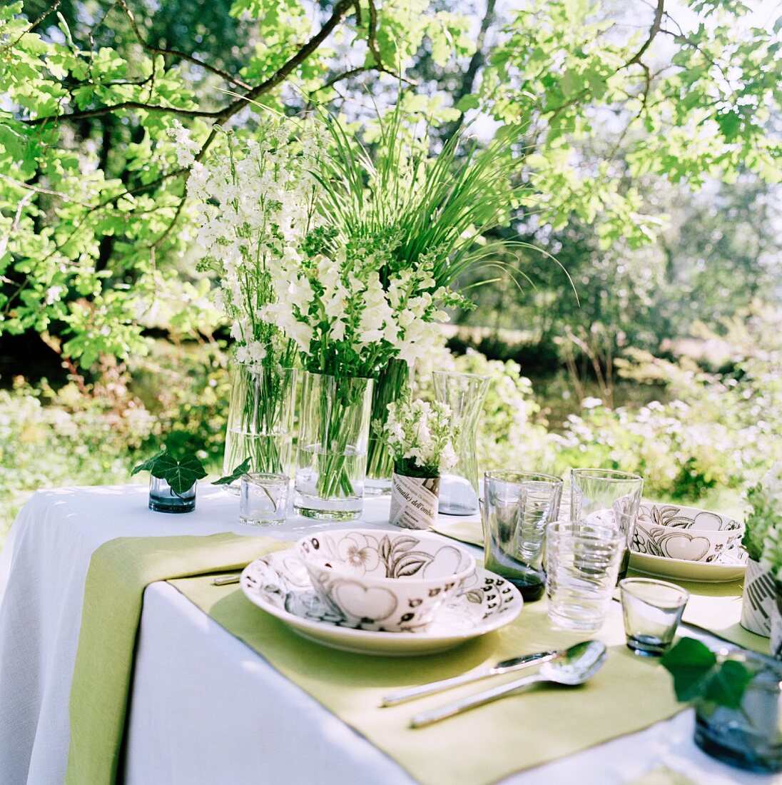 Festlich gedeckter Tisch in sommerlichem Garten
