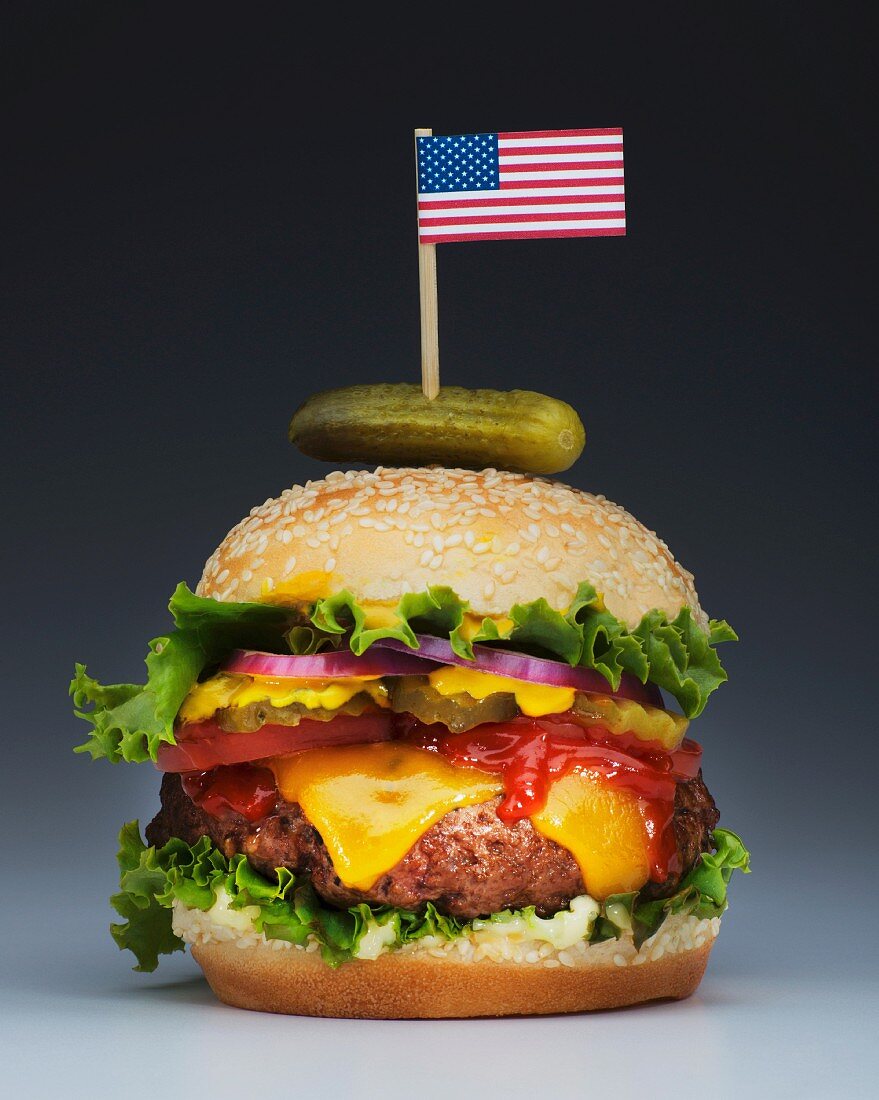 Grosser Cheeseburger mit kleiner Flagge