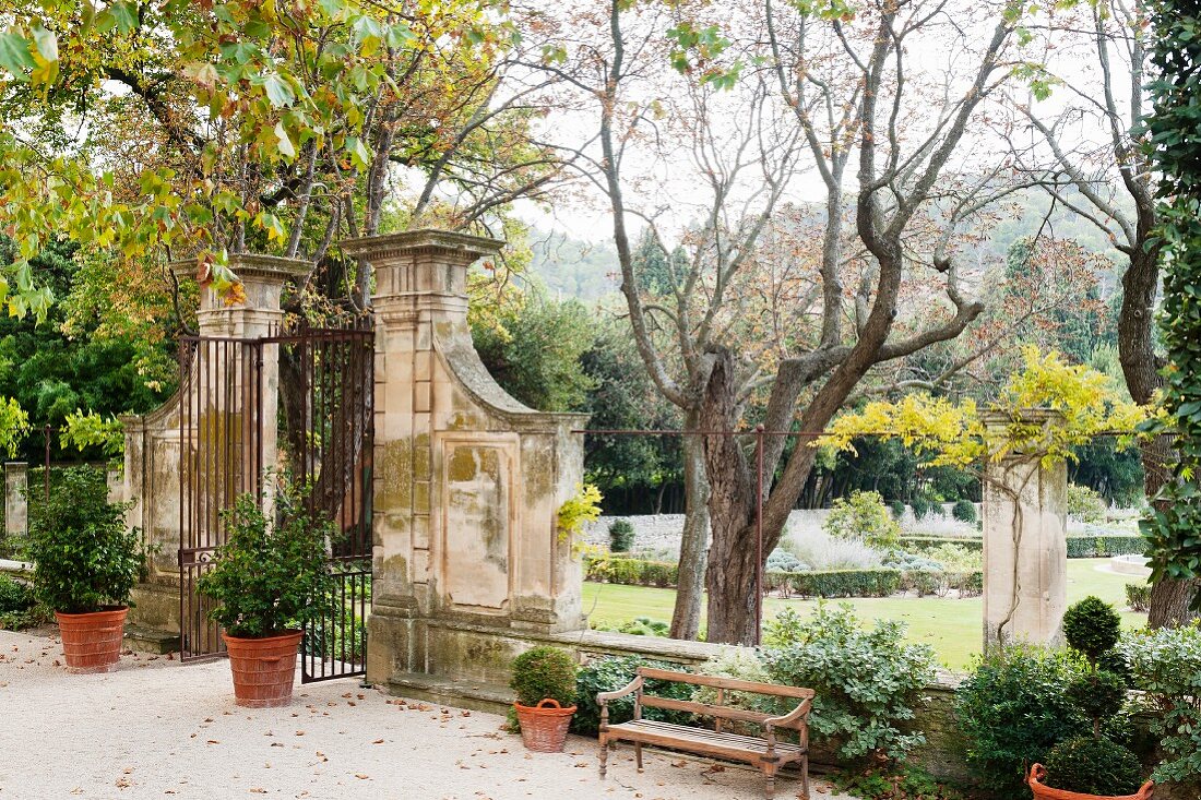 Herrschaftliches Eingangstor in französischen Garten mit Rasen und Formschnittgehölzen