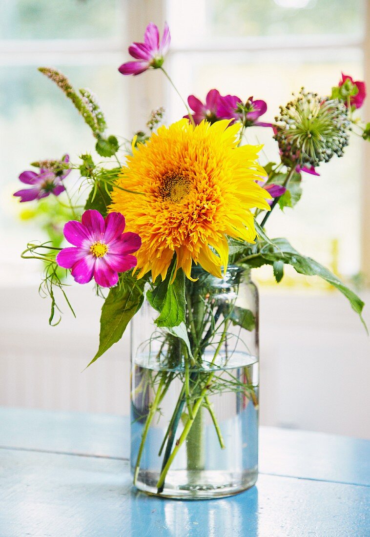 Blumenstrauss mit gefüllter Sonnenblume & Schmuckkörbchen in Glasvase