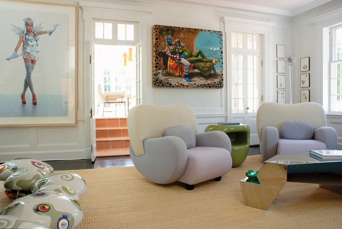Großformatige Gemälde in Altbauwohnzimmer mit postmoderner Sitzgruppe