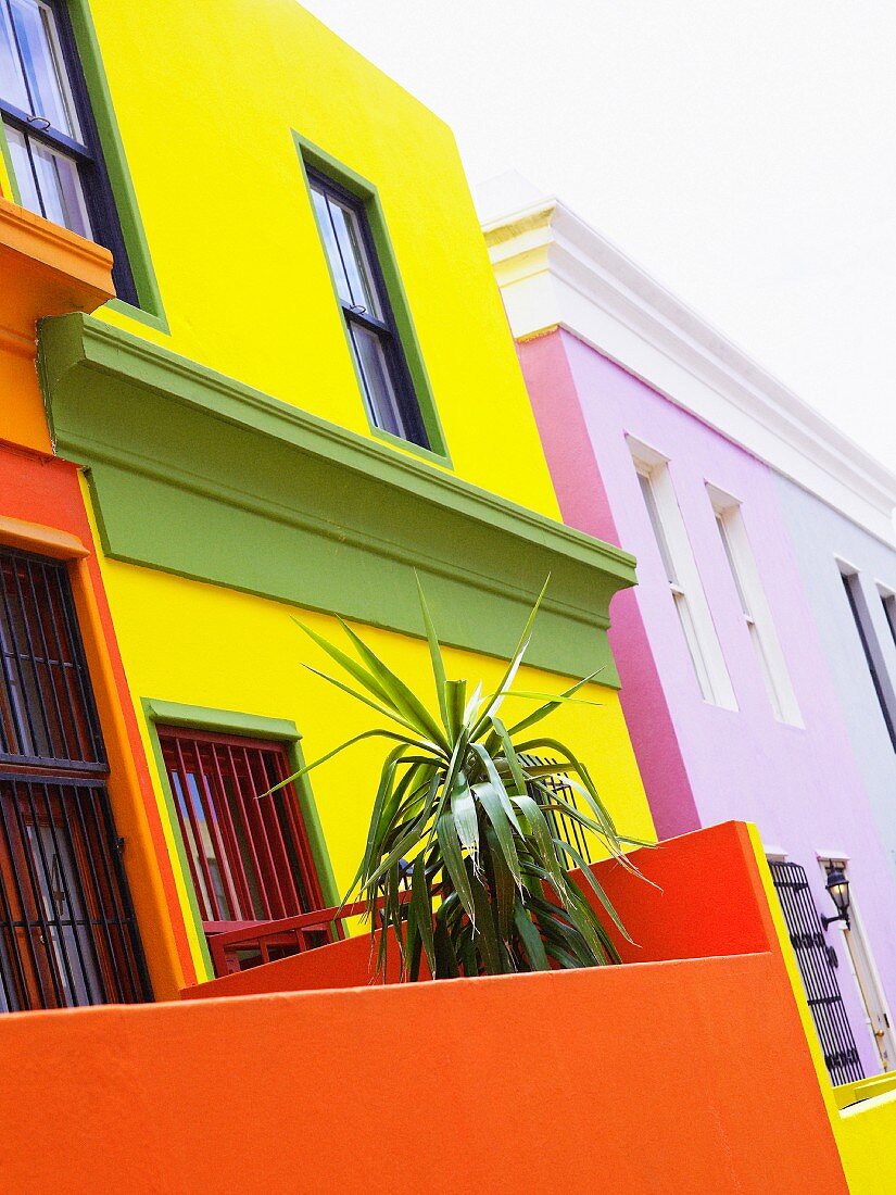 Farbenfrohe Fassade eines südafrikanischen Hauses