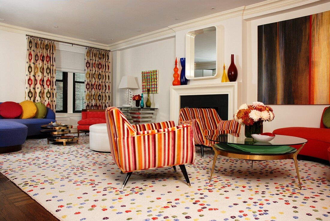 Farbenfrohes Wohnzimmer mit offenem Kamin und Kaminspiegel im Retrolook