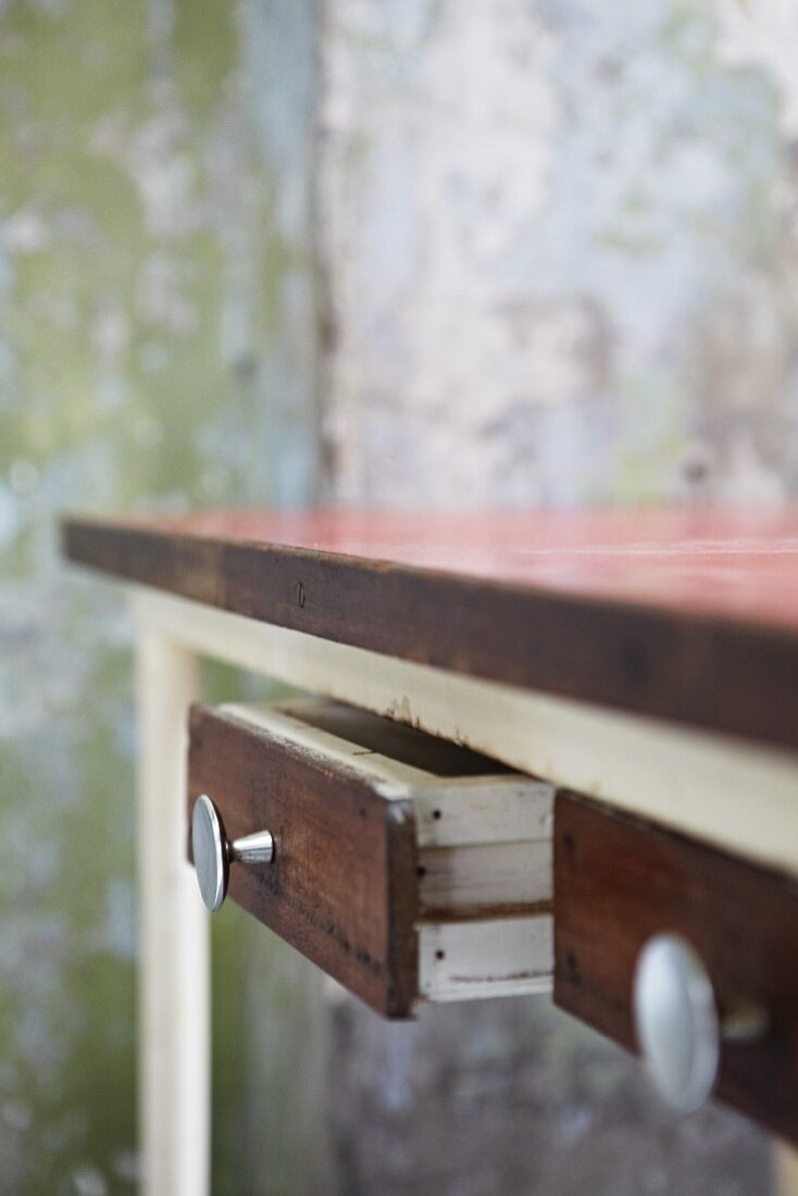 Vintage Holztisch mit aufgezogener Schublade
