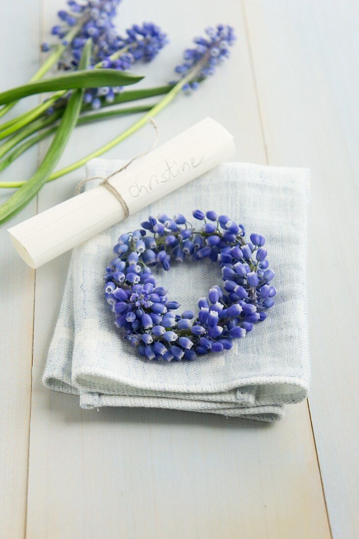Small wreath of grape hyacinths with name tag