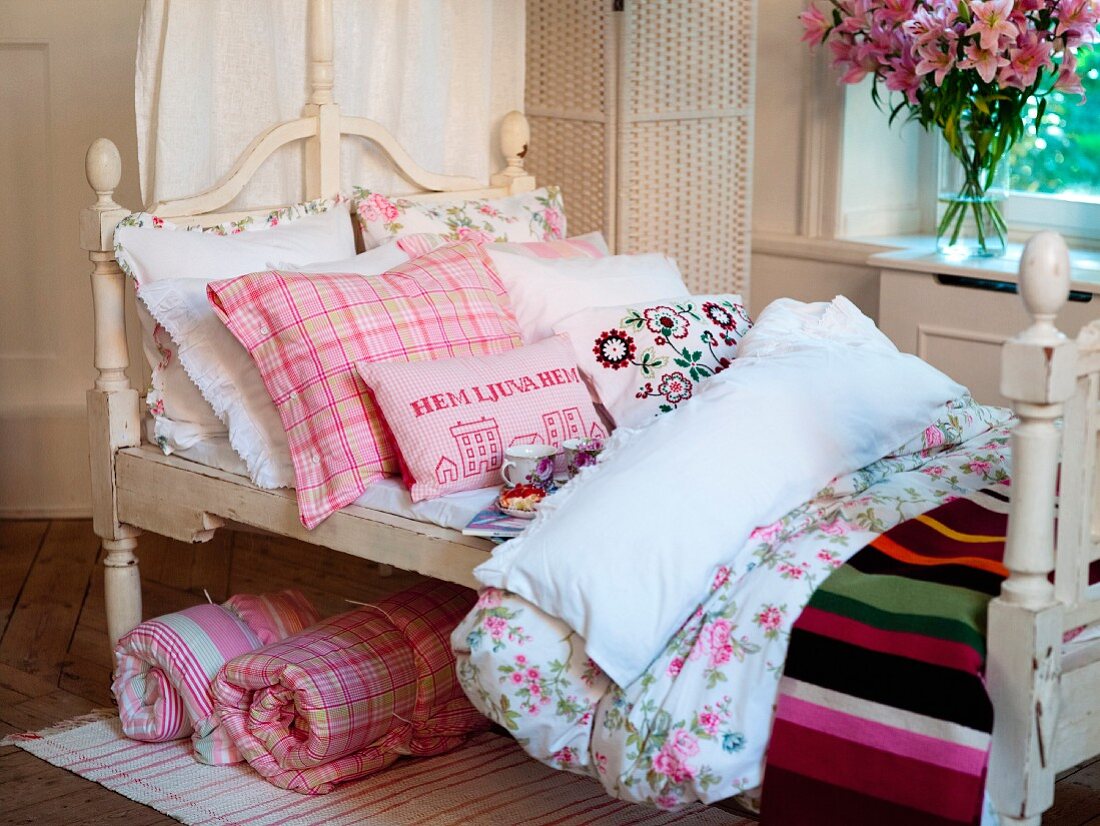 Nostalgisches, mädchenhaftes Bett mit Kissen & Decken