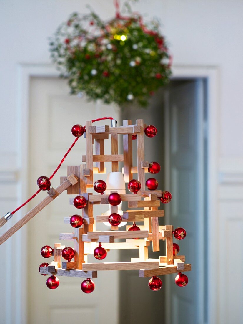 Weihnachtlich dekorierte Lampe aus Holzstäben