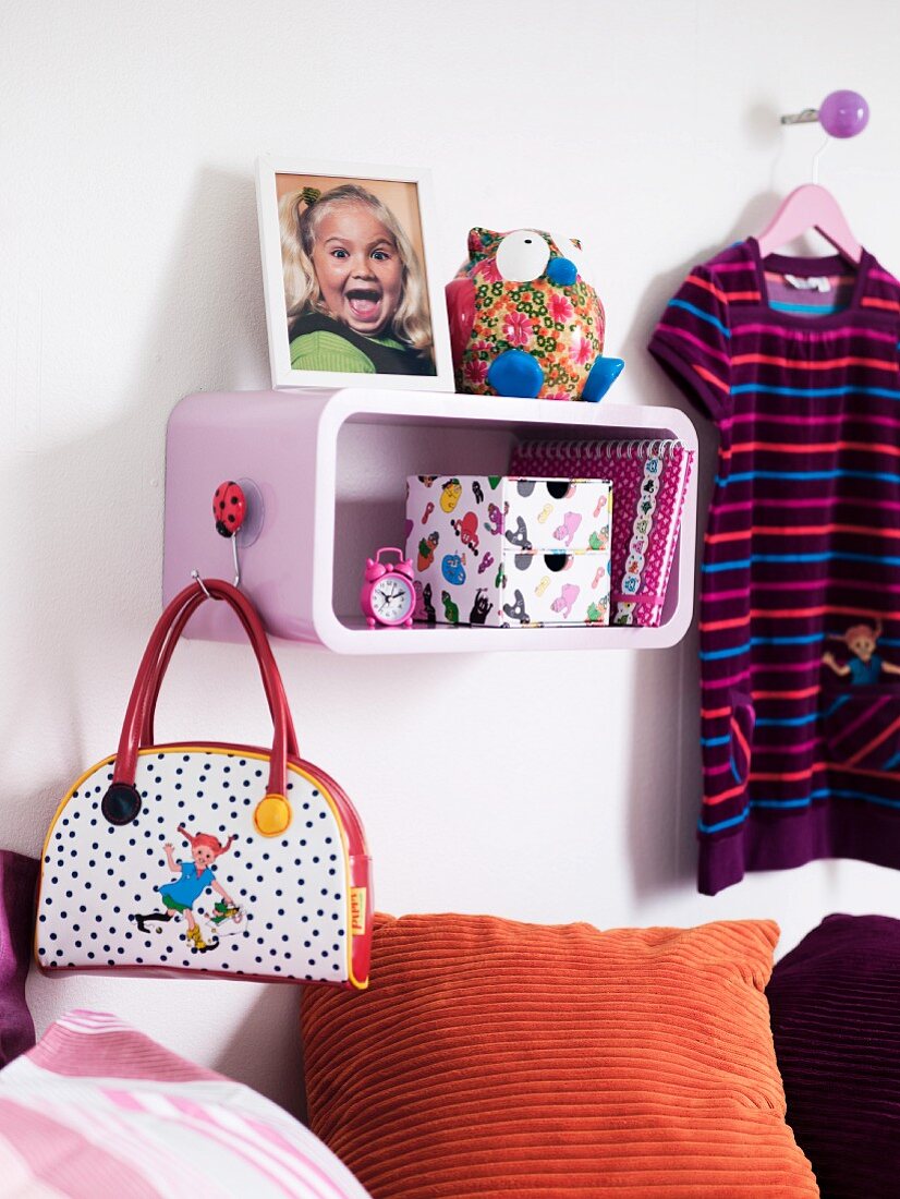 Kinderzimmer (Auschnitt) mit Regal, Kissen, , Tasche & Kleidung