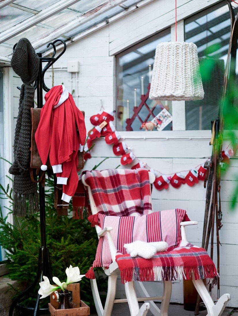 Weihnachtlich dekorierte Sitzecke mit Schaukelstuhl