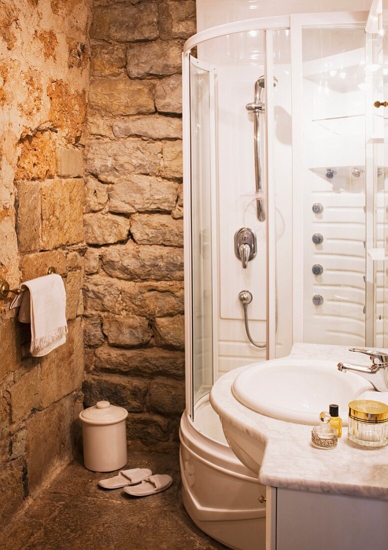 Moderne Dusche & Waschtisch in Badezimmer mit gemauerten Steinwänden in Schloss (Languedoc, Frankreich)