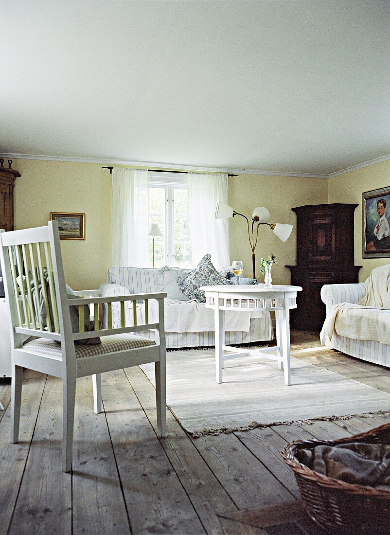 Wohnzimmer in skandinavischem Landhausstil