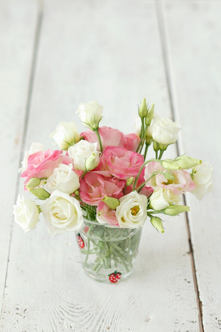 Romantischer Blumenstrauss mit Rosen und Lisianthus im Wasserglas