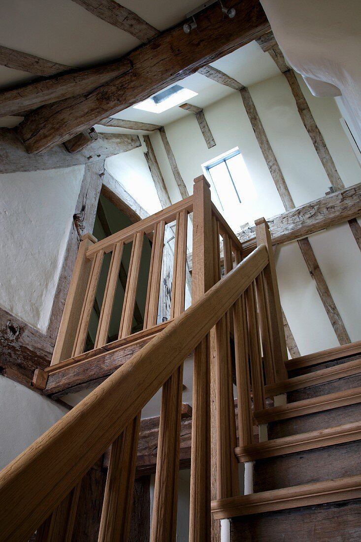 Holztreppe bis unters Dach eines restaurierten Fachwerkhauses