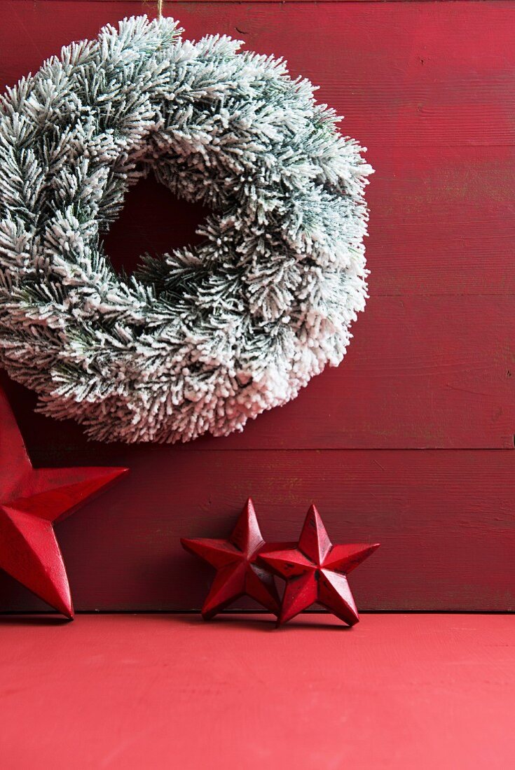 Weihnachtlicher Wandkranz und rote Sterne