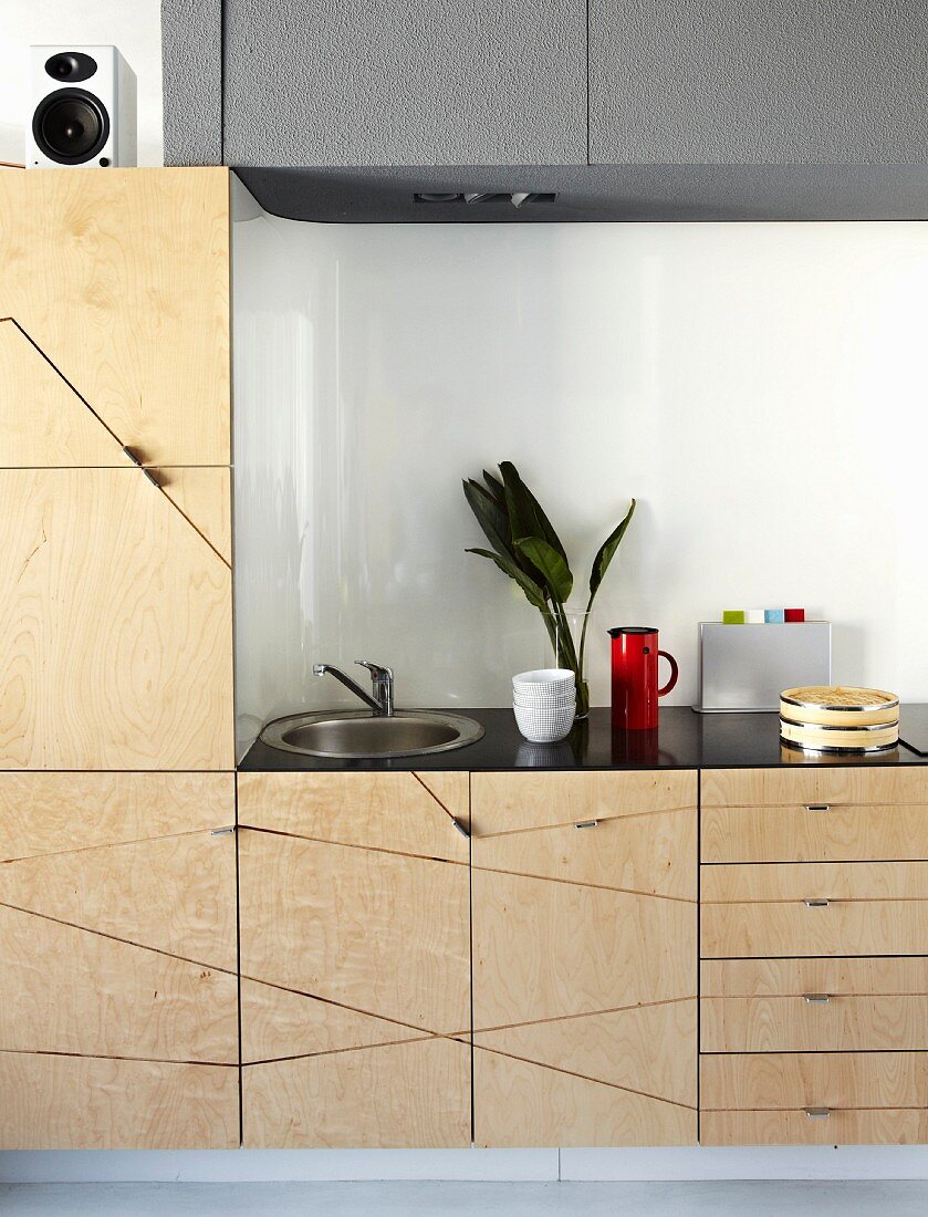 Moderne Einbauküche mit hellen Holzfronten und grauen Elementen an weisser Wand