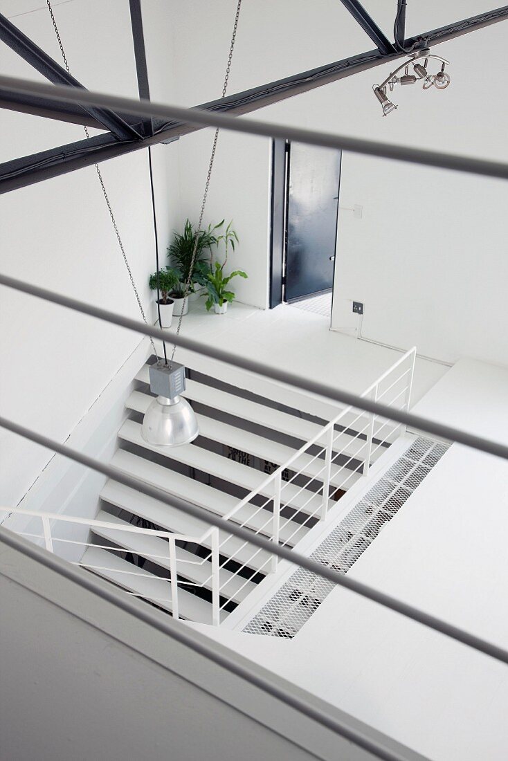 Weisser Treppenabgang mit offener Terrassentür aus der Vogelperspektive