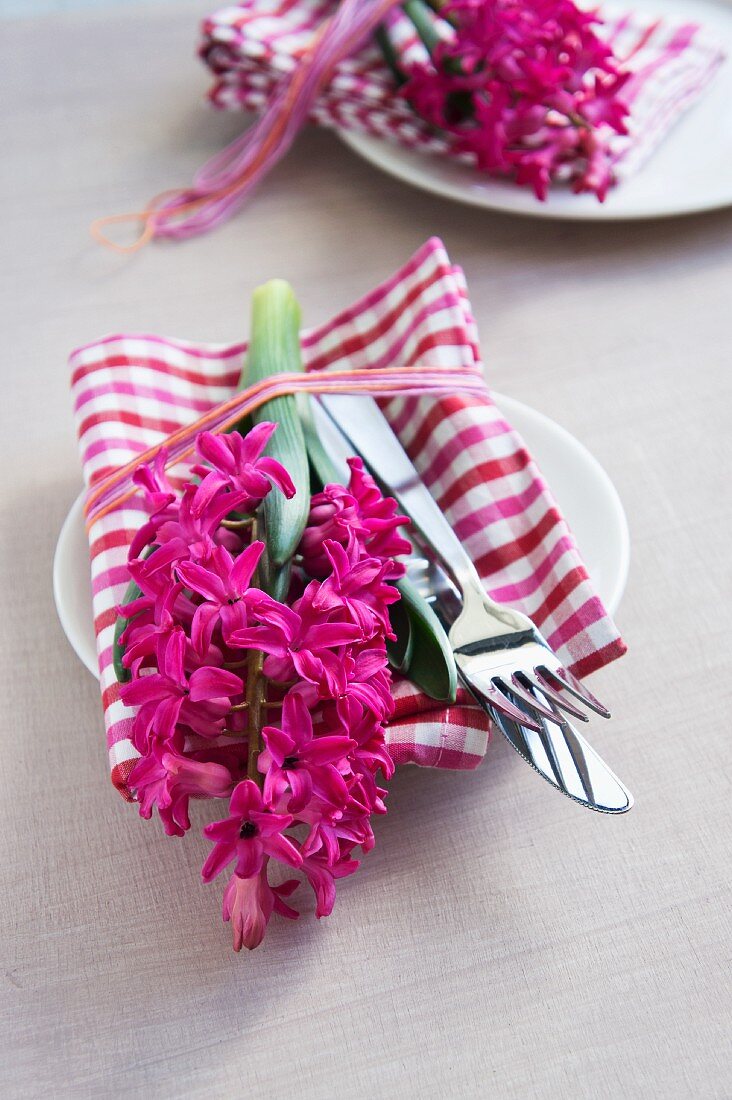 Deep pink hyacinths decorating napkins