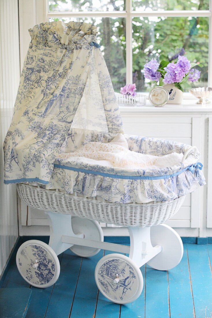 Romantisches Babybett aus altem Stubenwagen mit selbstgefertigtem Himmel aus weiss-blauem Toile-de-Jouy Stoff