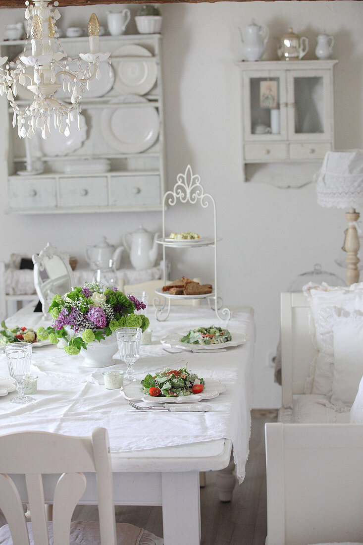 Gedeckter Tisch im weißen Esszimmer