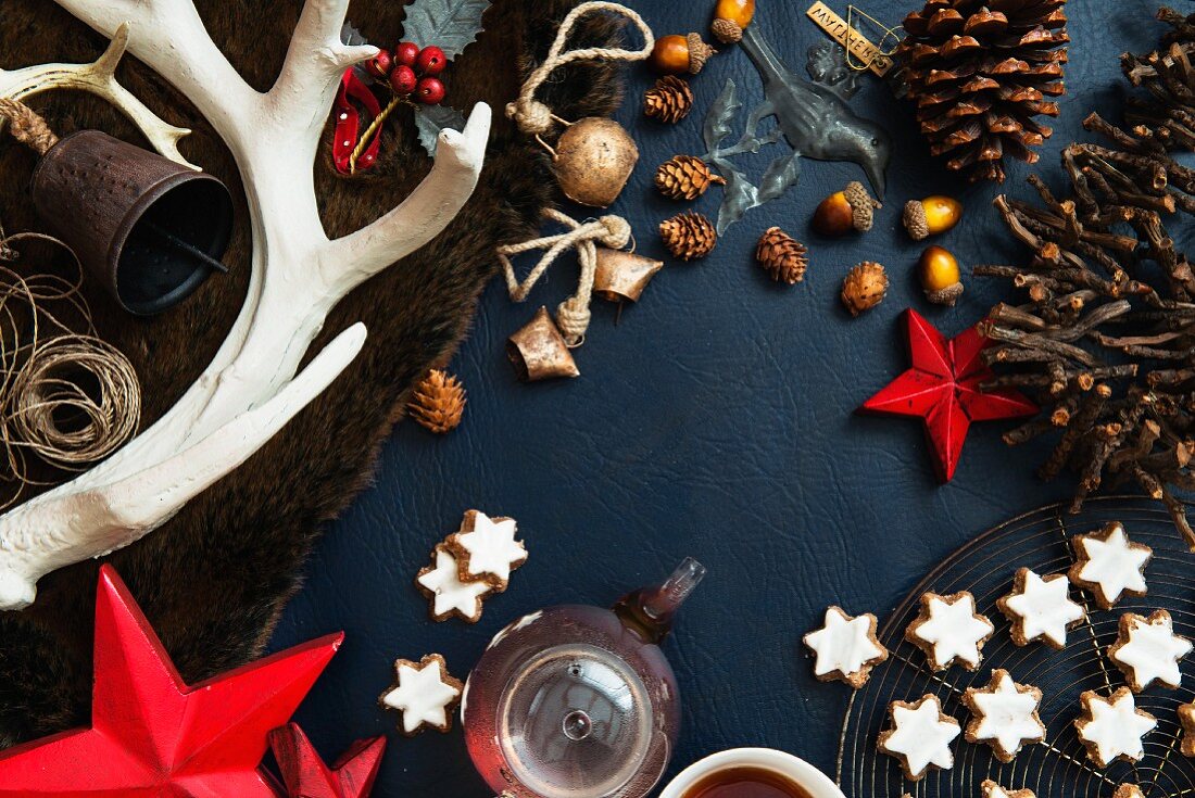 Zimtsterne, Teekanne und Weihnachtsdeko