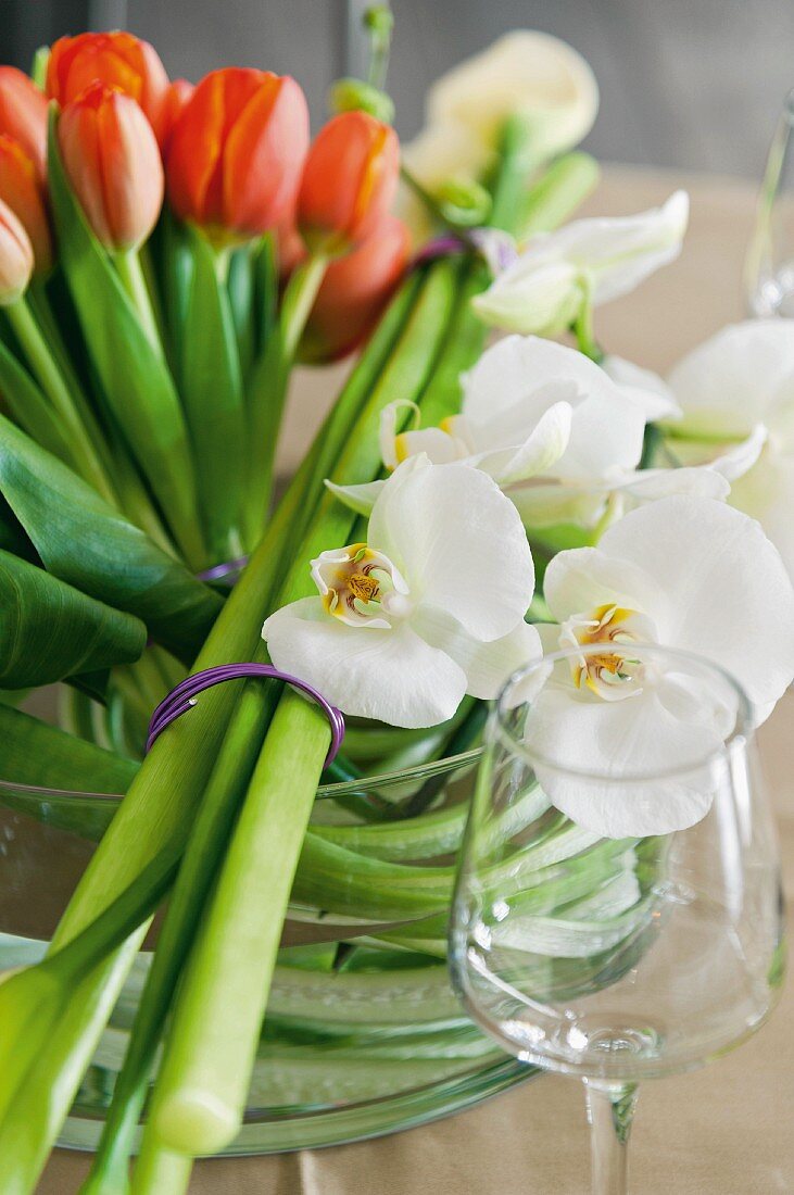 Blumenschale mit Tulpen auf einem Tisch