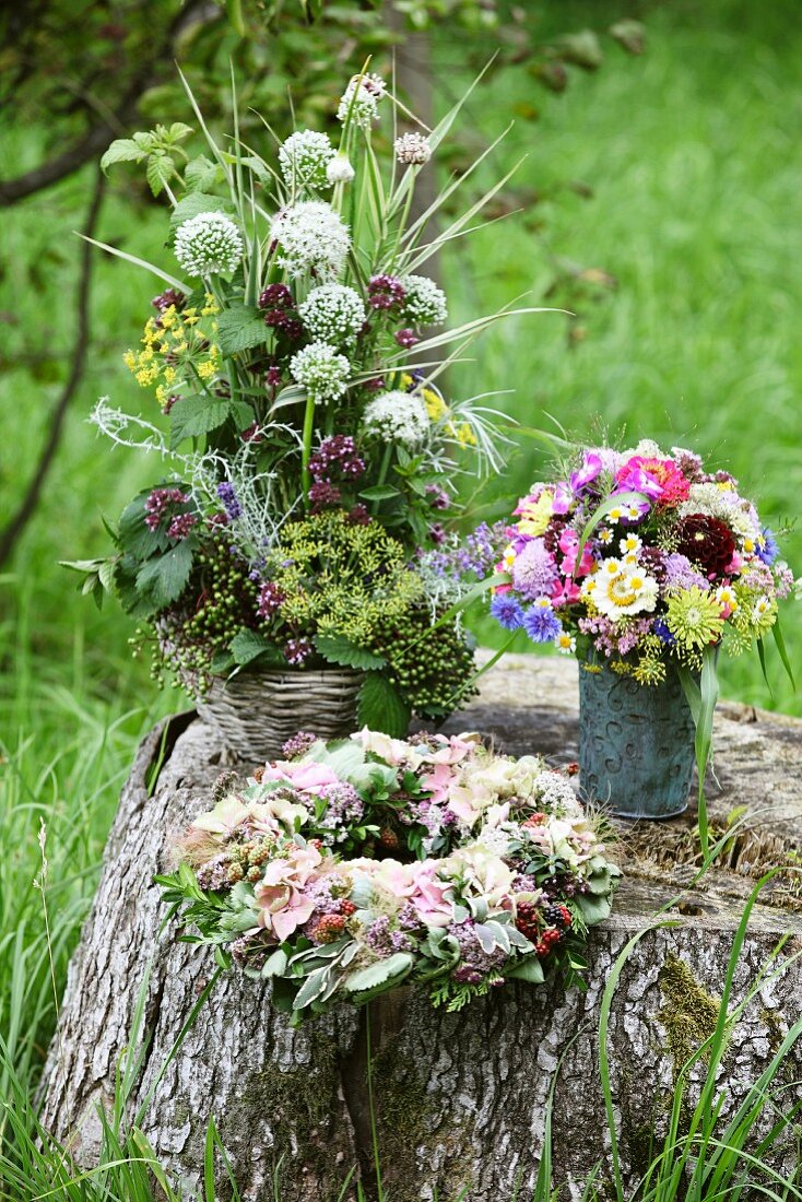 Dekorative Blumenarrangements aus dem Bauerngarten