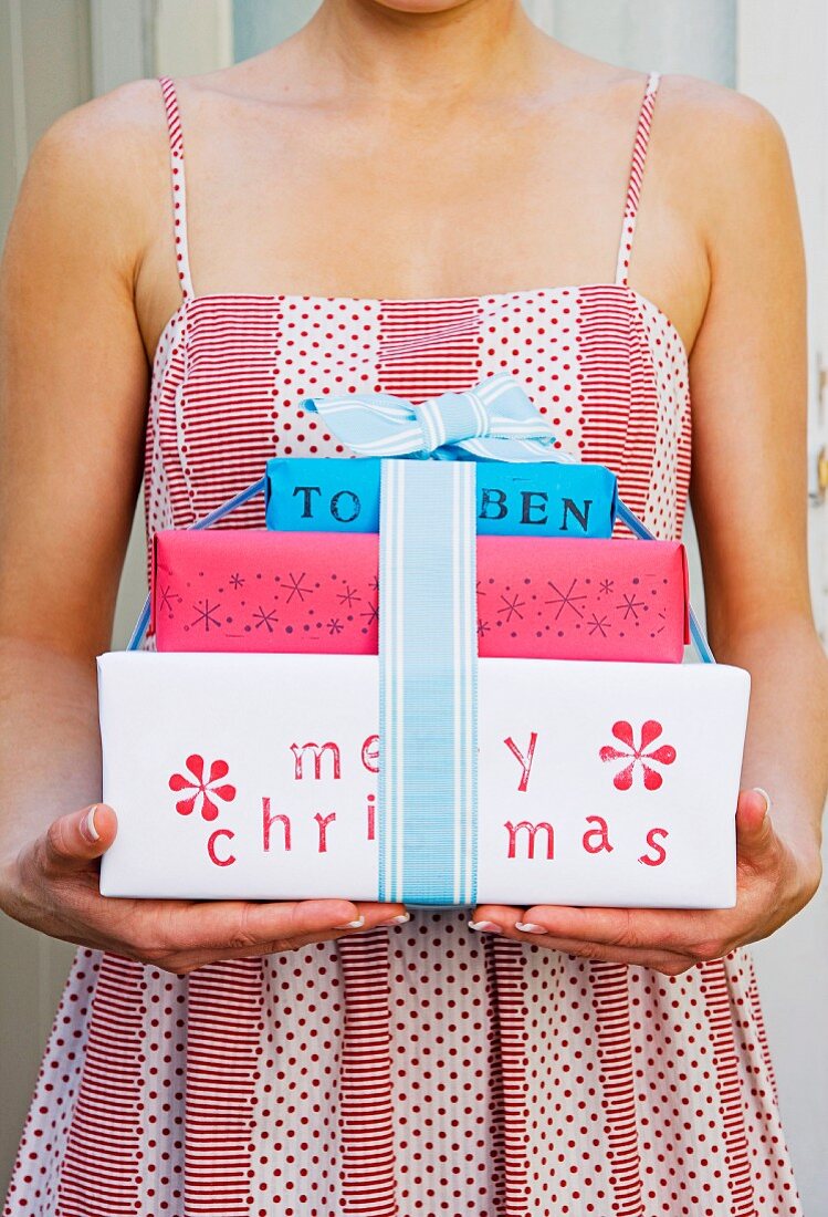 Geschenke verpackt in selbstgemachtem Geschenkpapier mit Stempeldruck