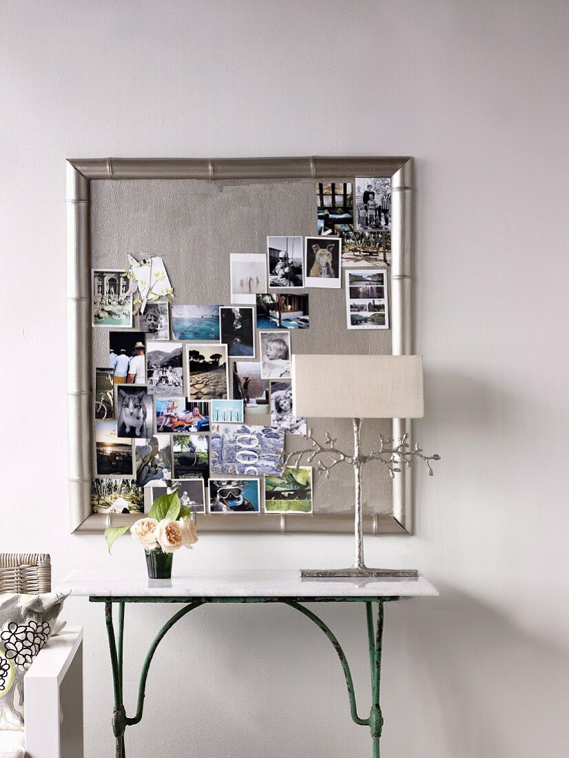 Pinnwand mit silberfarbenem Bilderrahmen als Sammelort für Erinnerungsfotos