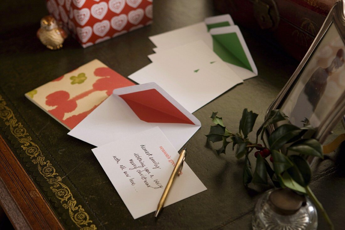 Handgeschriebene Weihnachtskarte und Briefumschläge
