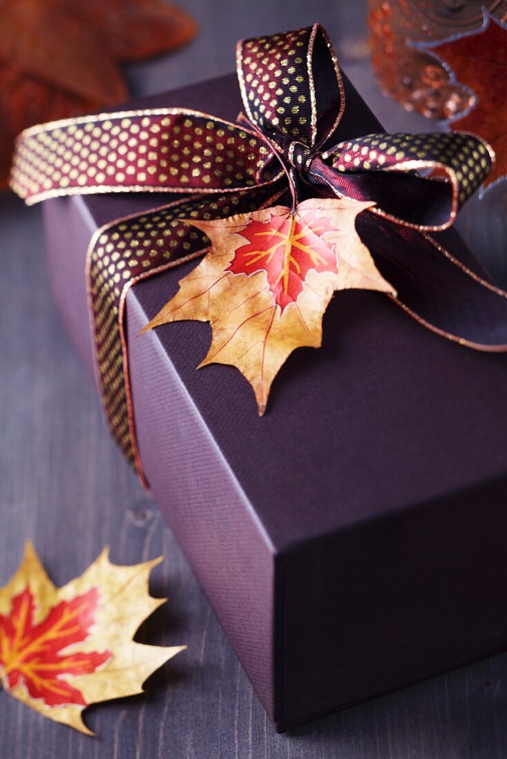 Geschenkkarton mit Schleife und Anhänger aus Herbstblatt