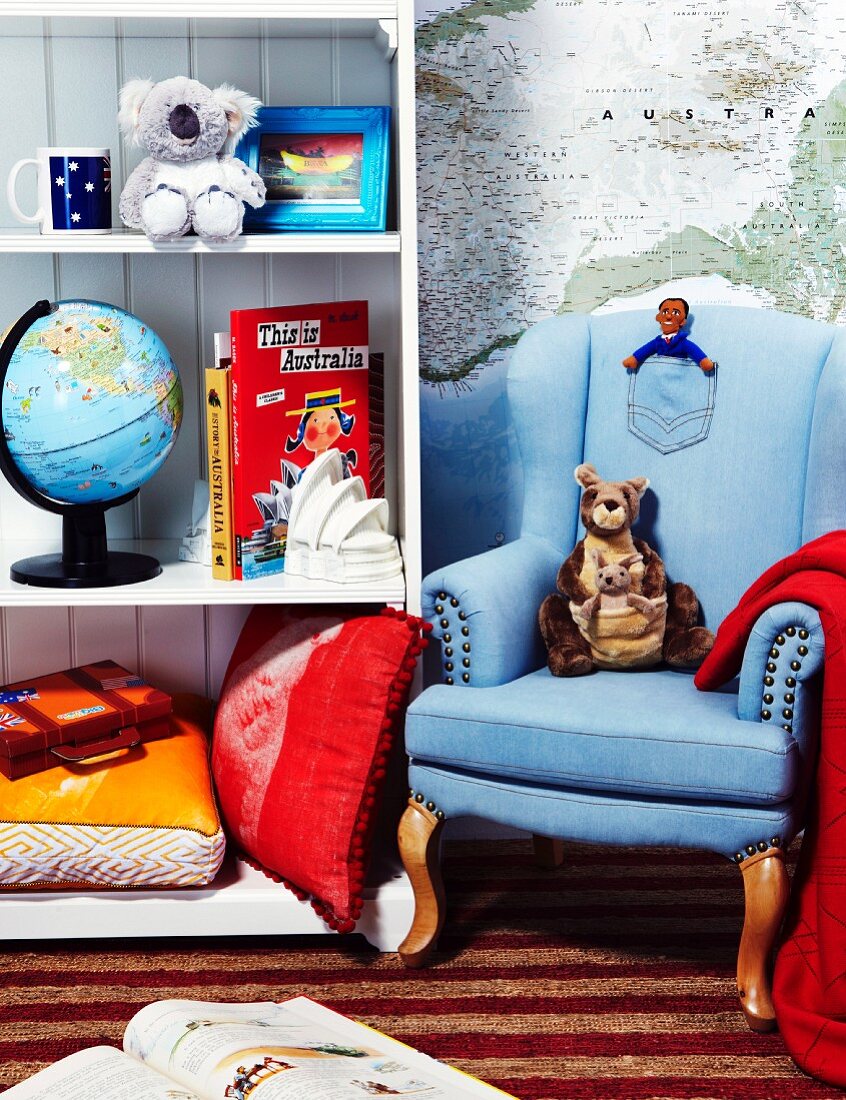 Kinderzimmer dekoriert mit Sessel, Regal & australischen Dekoobbjekten
