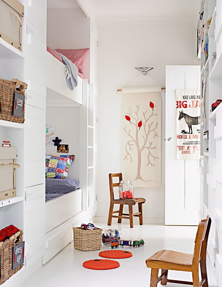 Stahlend weisses Kinderzimmer mit eingebautem Stockbett, Regalwand und Vintage Stühlen