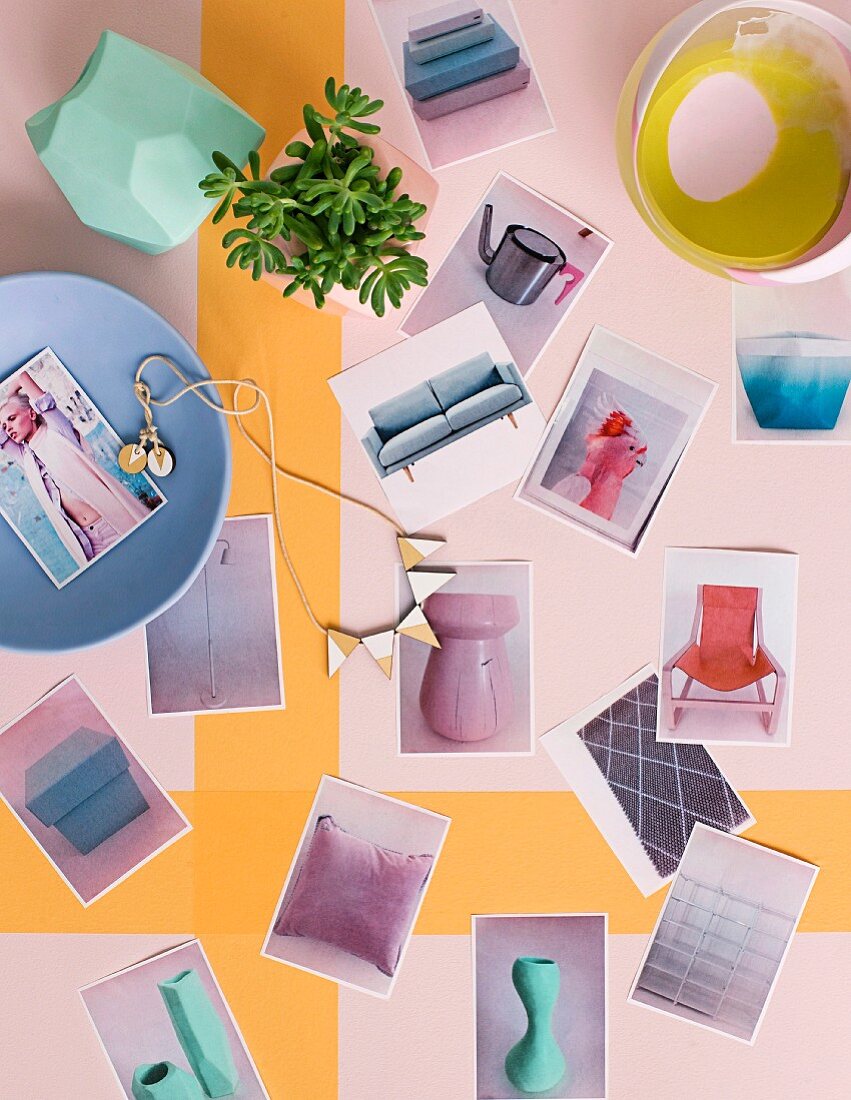 Postkarten mit Kleinmöbel-Motiven und Schalen auf pastellfarbenem Untergrund