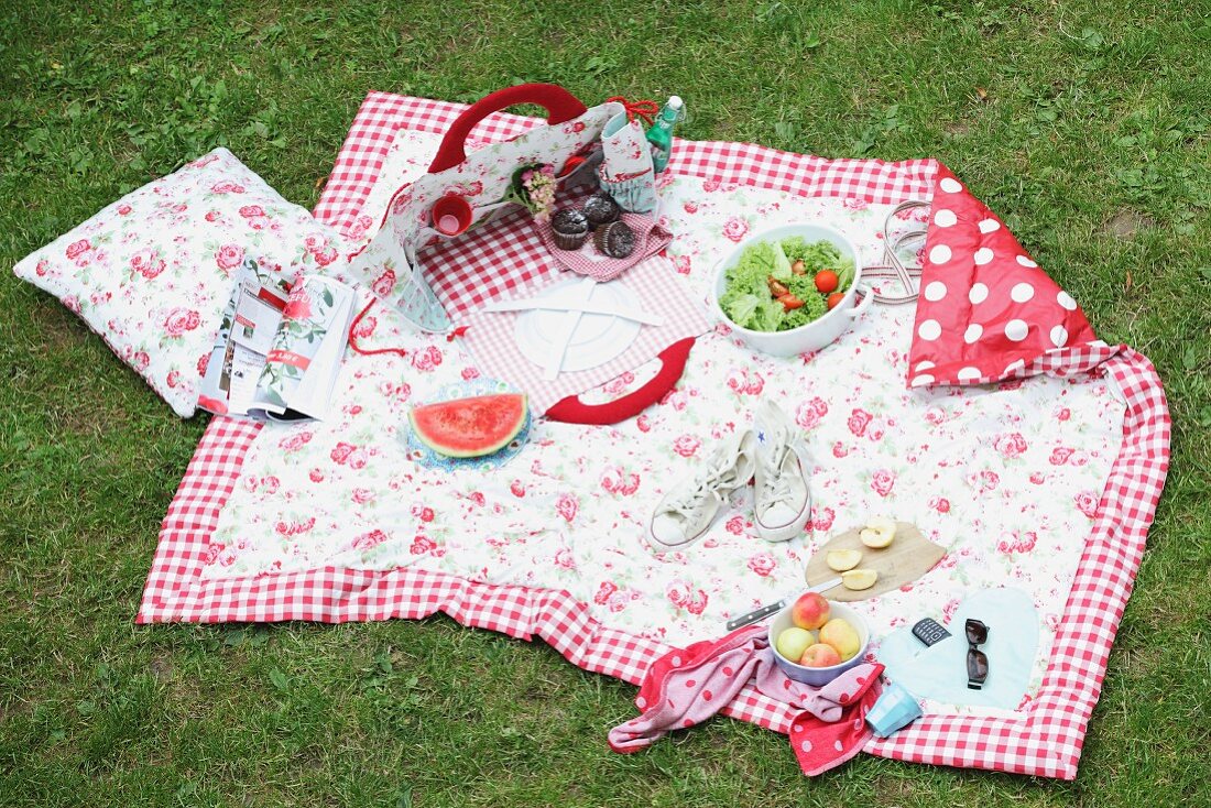 Selbstgenähte Picknickdecke und Tasche auf der Wiese