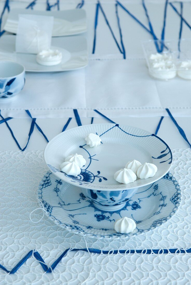 Blau-weiße Etagere aus Tellern, Tasse