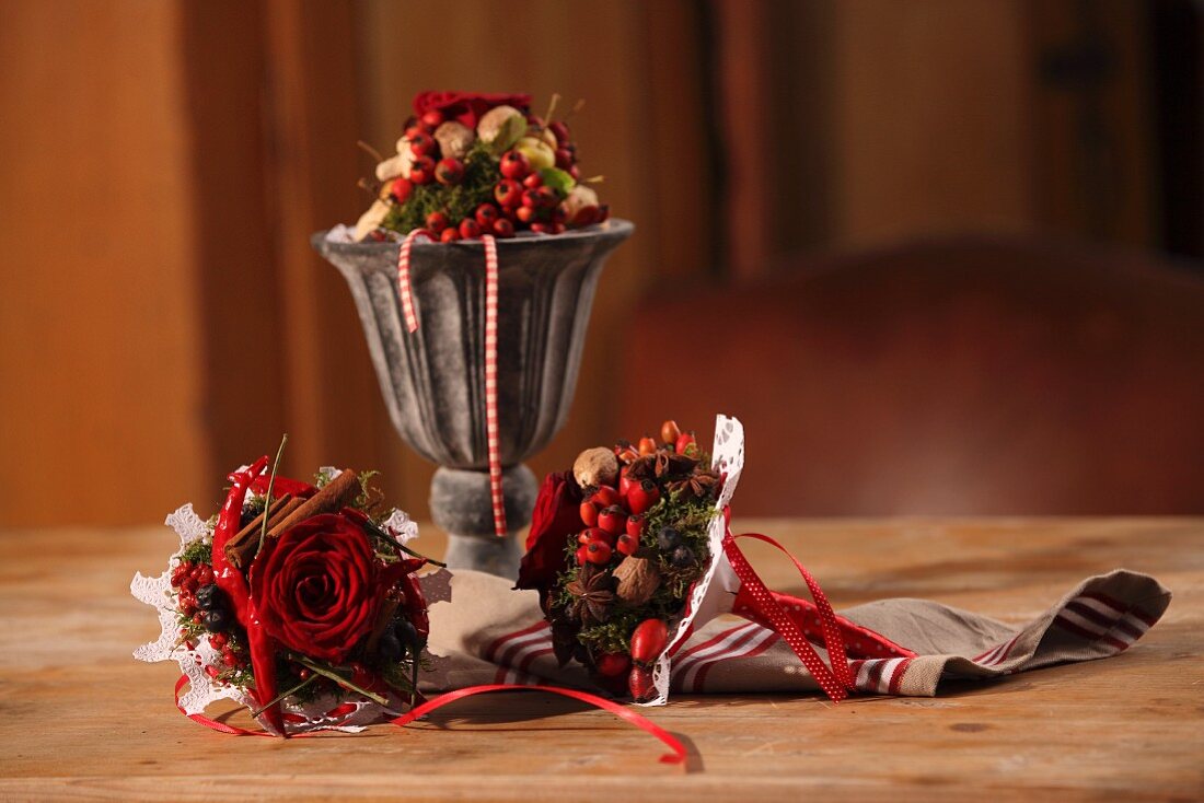 Selbstgemachte Gewürzsträusschen mit Rosen zu Weihnachten