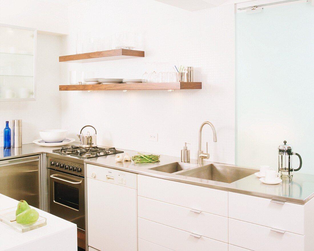 Moderne Küchenzeile mit weissen Fronten und Edelstahl Arbeitsfläche