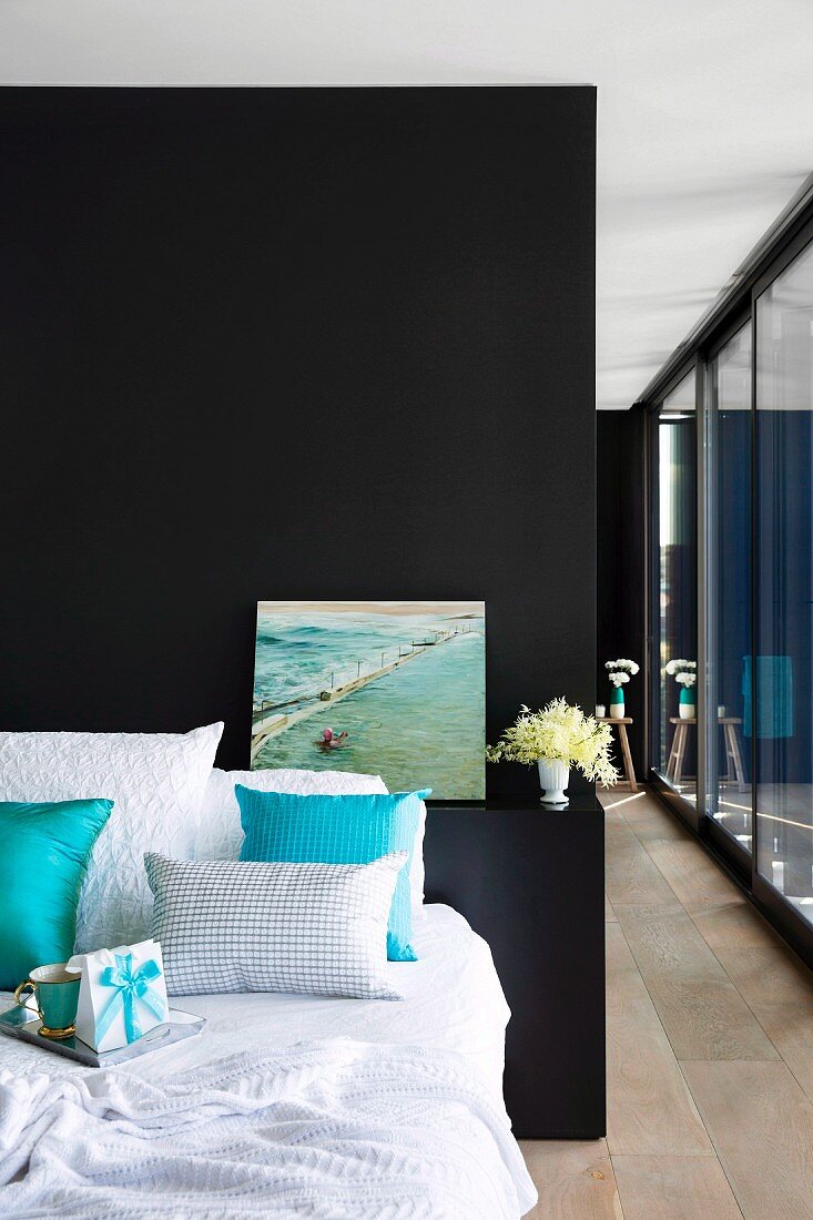 Modernes Schlafzimmer mit Raumteiler und Spiegelschränken (Sydney, Australien)