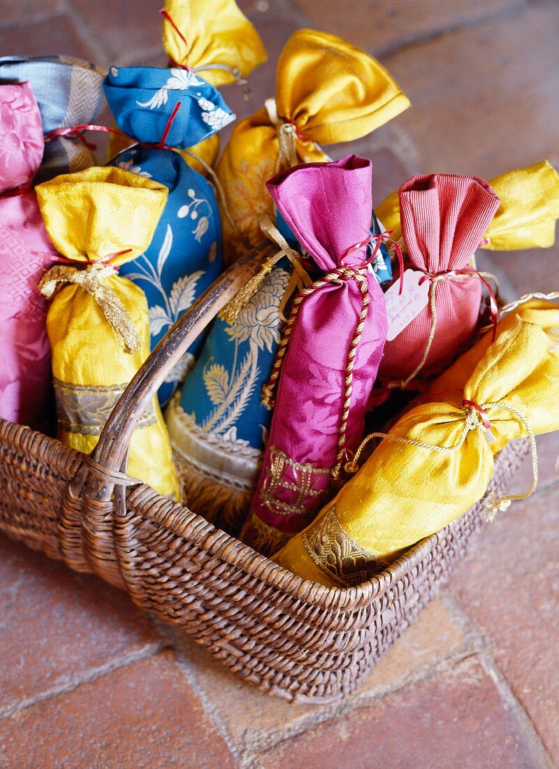 Korb mit handgenähten Lavendelsäckchen aus Seide