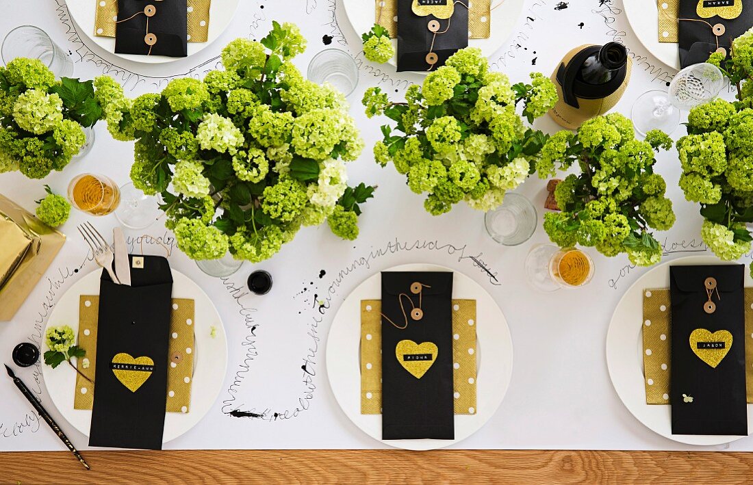 Festlich gedeckter Tisch dekoriert mit Hortensienblüten & Bestecktaschen