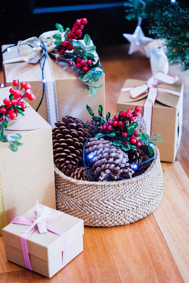 Weihnachtsgeschenke dekoriert mit Beerenzweigen