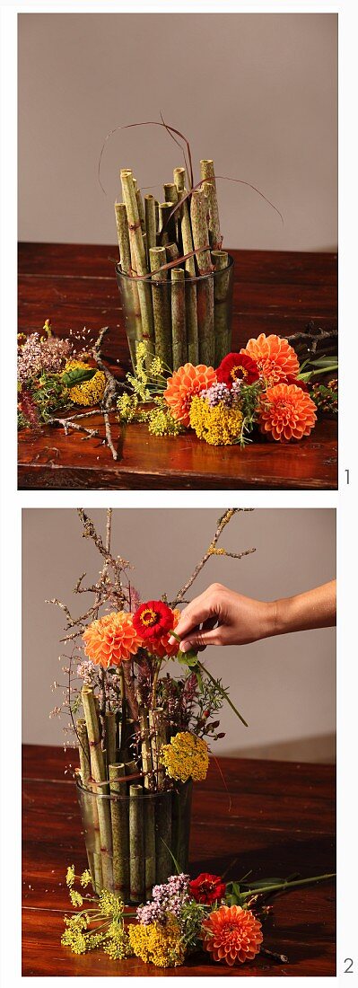 Blumengesteck aus Herbstblumen und Knöterichstielen im Glasgefäss arrangieren