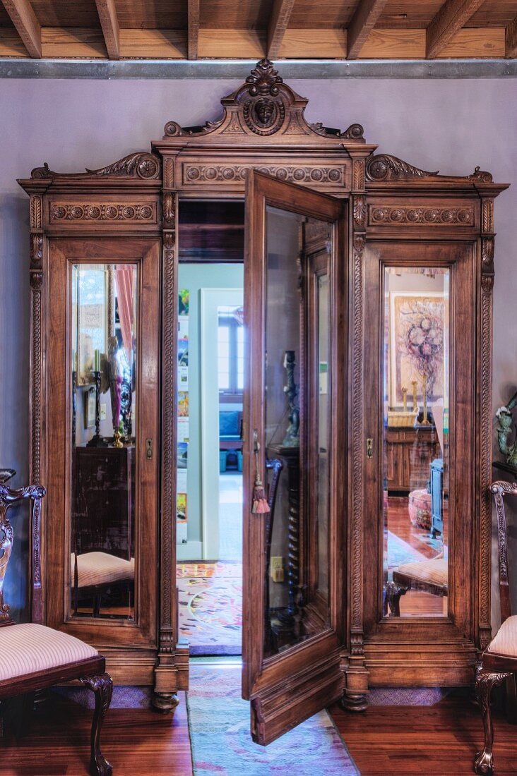 Antiker Spiegelschrank mit Geheimtür