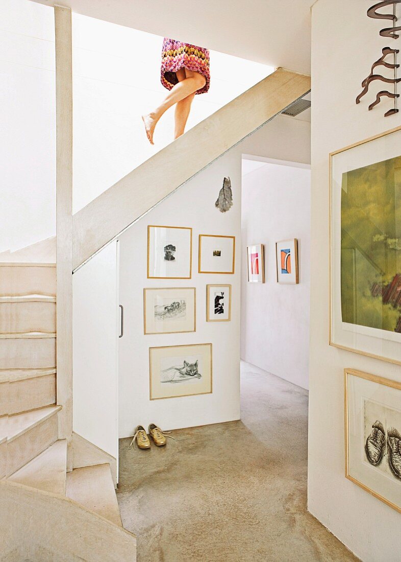 Offener Treppenraum mit gerahmten Bildern an Wand