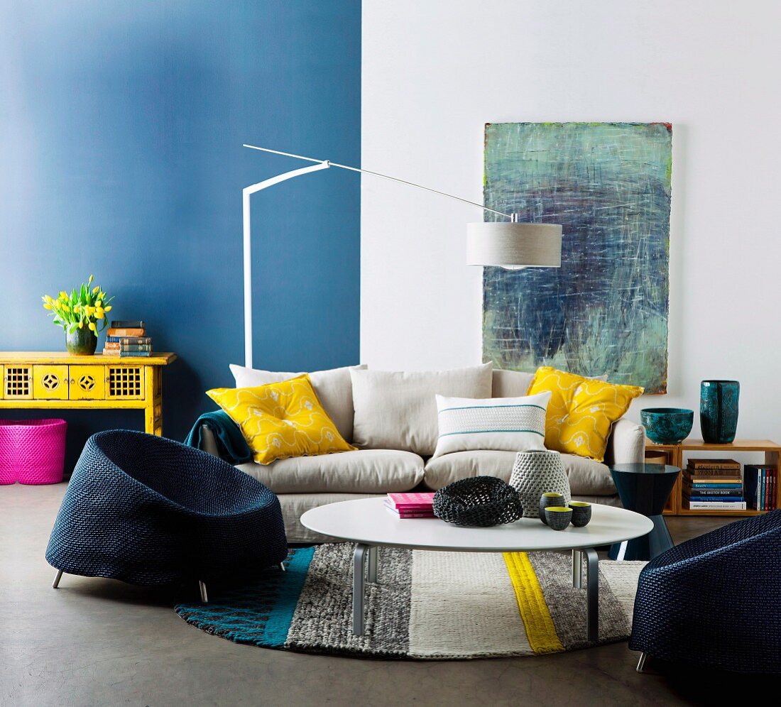 Blue & white interior with yellow accents as colour scheme for comfortable seating area
