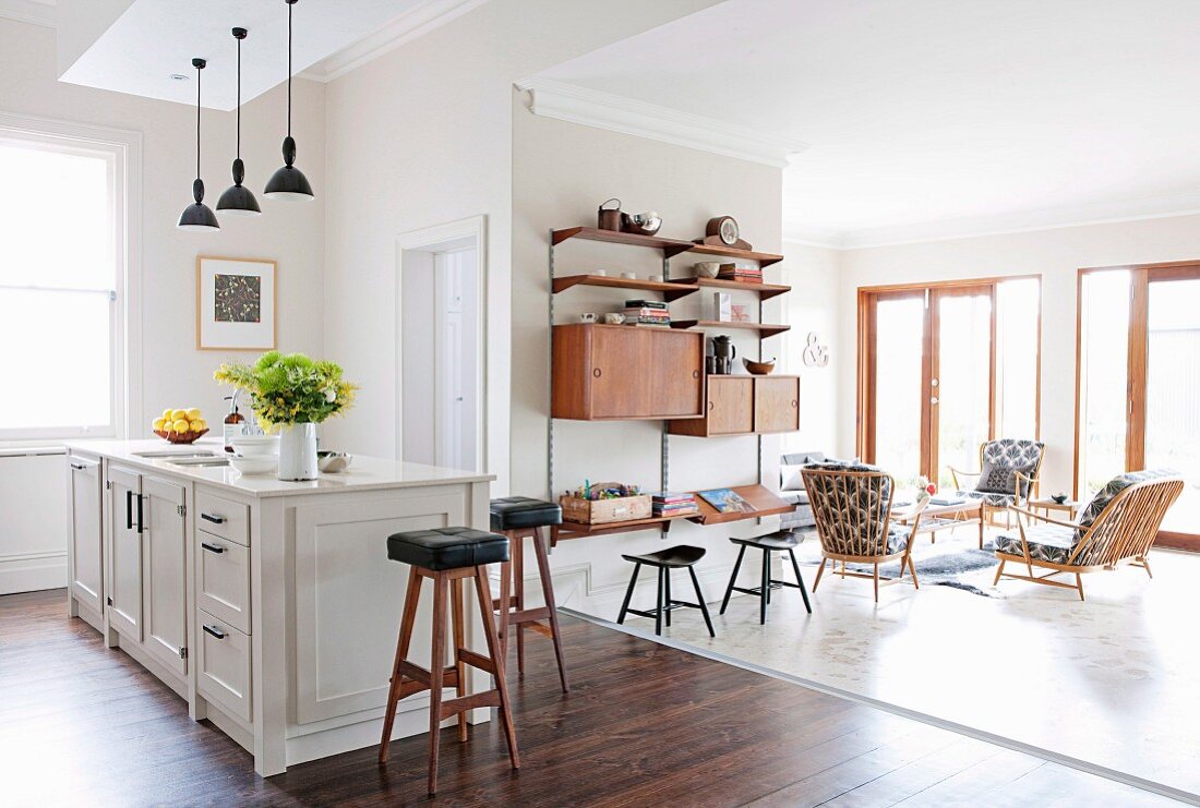 Offener Wohnraum mit Möbeln im Stil der 50er und 60er Jahren