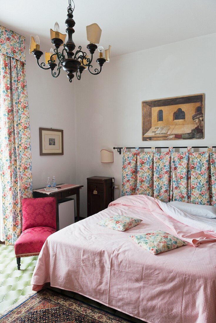 Romantisches Hotelzimmer mit Doppelbett, Teppich und geblümten Vorhängen (Villa Garden Saturnia, Italien)