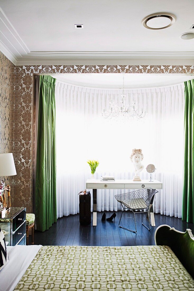 Schlafzimmer mit Schminktisch & Bauhausstuhl im Erker, Doppelbett & tapezierten Wänden