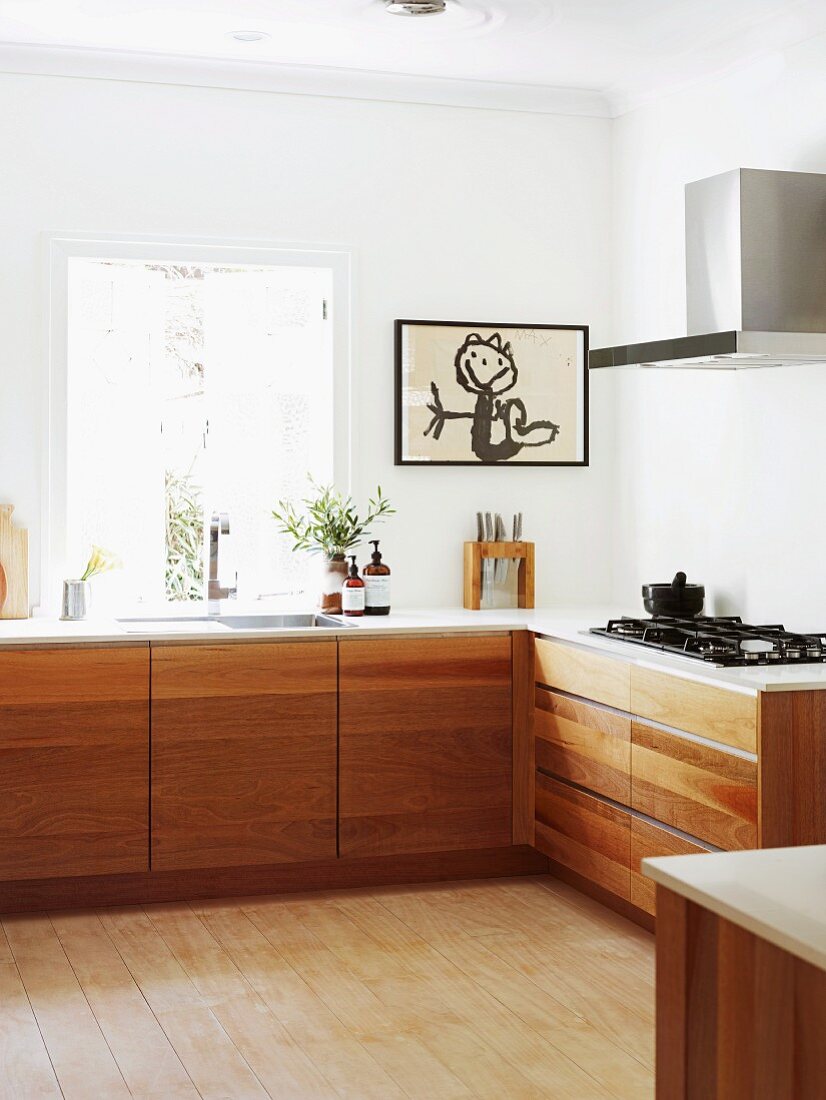 Moderne Küchenzeile Übereck, Unterschränke mit Massivholzfronten und gerahmte Kinderzeichnung an Fensterwand